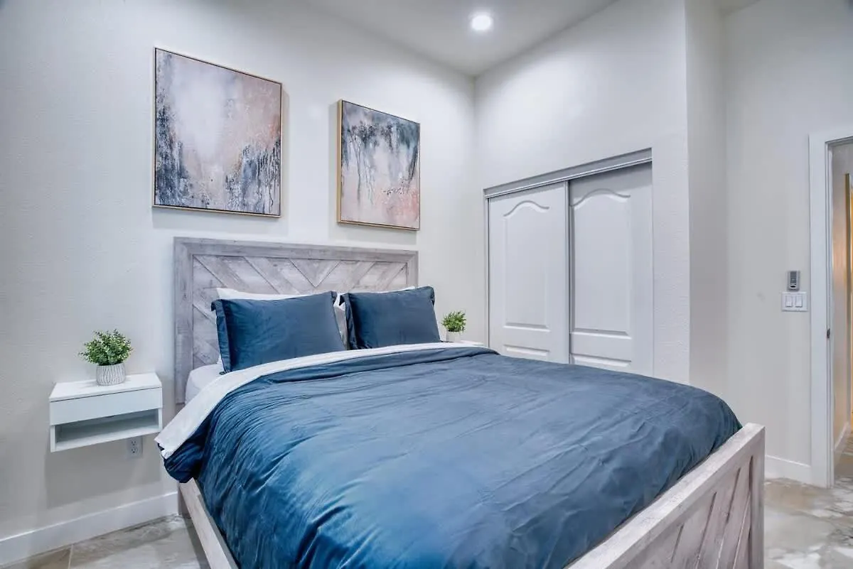 Vegas Oasis Close 2 Strip! Private Hot Tub & Heated Pool Las Vegas 0*,