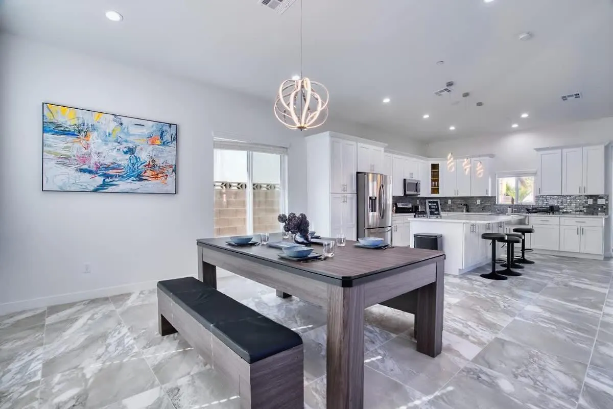 Holiday home Vegas Oasis Close 2 Strip! Private Hot Tub & Heated Pool Las Vegas