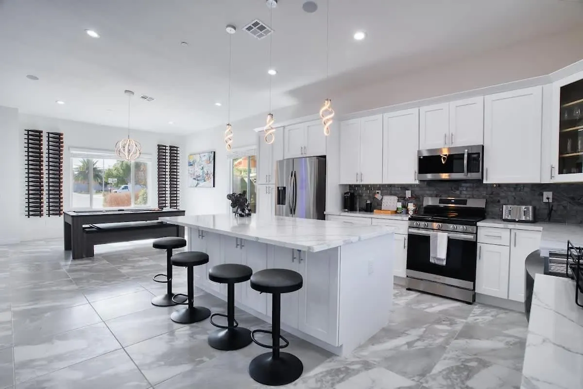 Vegas Oasis Close 2 Strip! Private Hot Tub & Heated Pool Las Vegas