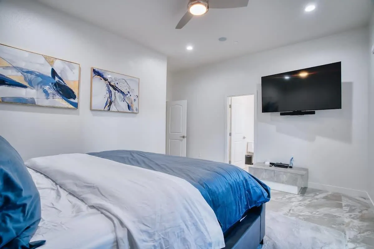 Vegas Oasis Close 2 Strip! Private Hot Tub & Heated Pool Las Vegas