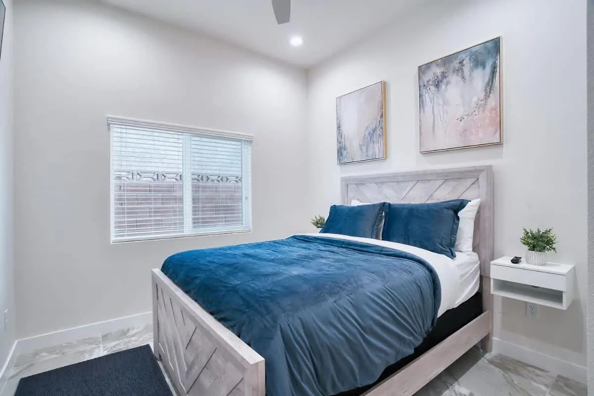 Vegas Oasis Close 2 Strip! Private Hot Tub & Heated Pool Las Vegas Holiday home
