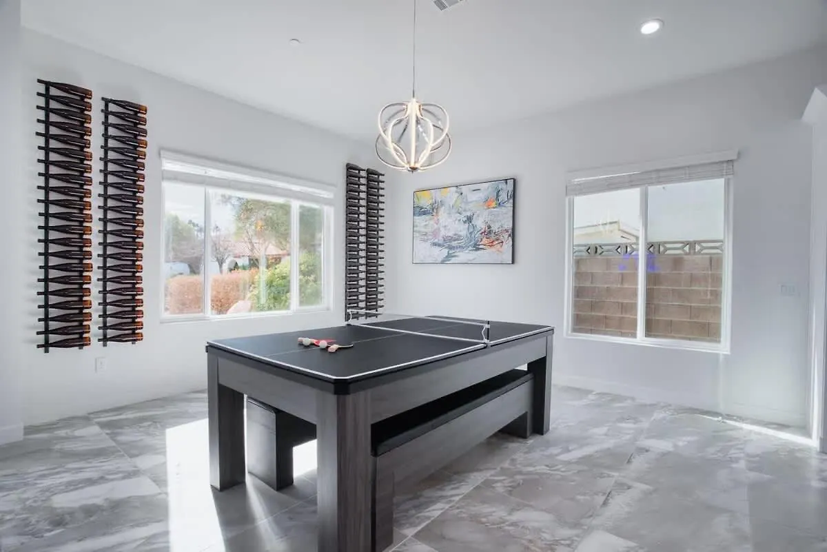 Holiday home Vegas Oasis Close 2 Strip! Private Hot Tub & Heated Pool Las Vegas