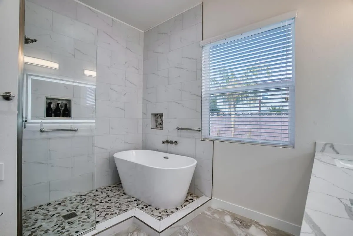 Vegas Oasis Close 2 Strip! Private Hot Tub & Heated Pool Las Vegas