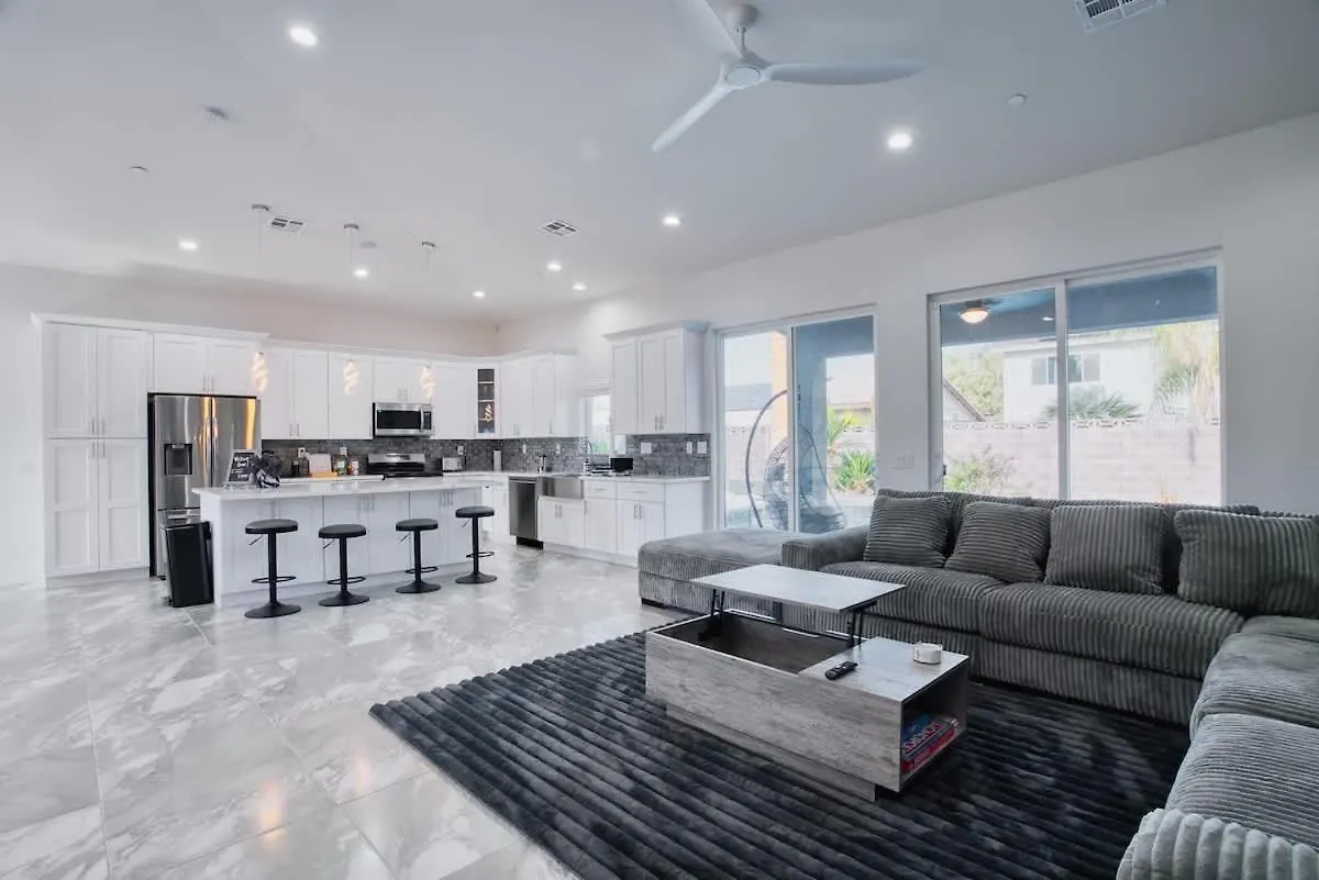 Vegas Oasis Close 2 Strip! Private Hot Tub & Heated Pool Las Vegas Holiday home