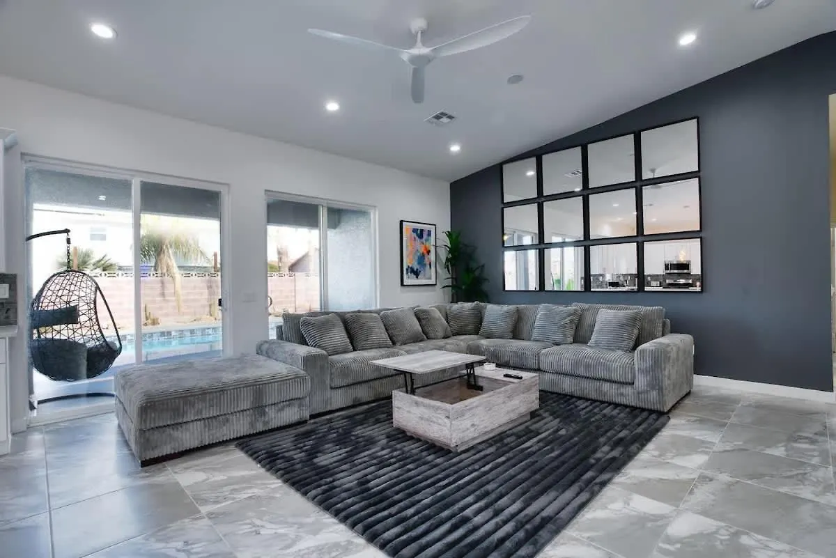 Vegas Oasis Close 2 Strip! Private Hot Tub & Heated Pool Las Vegas Nyaraló