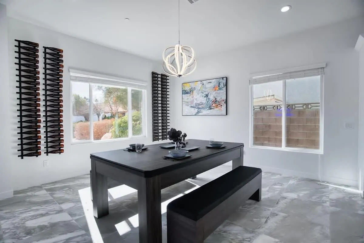 Vegas Oasis Close 2 Strip! Private Hot Tub & Heated Pool Las Vegas Nyaraló