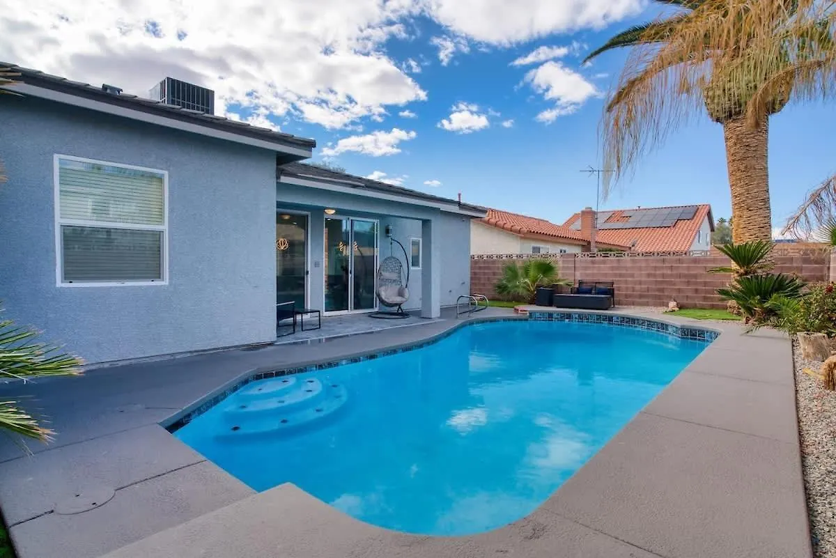 Vegas Oasis Close 2 Strip! Private Hot Tub & Heated Pool Las Vegas Nyaraló