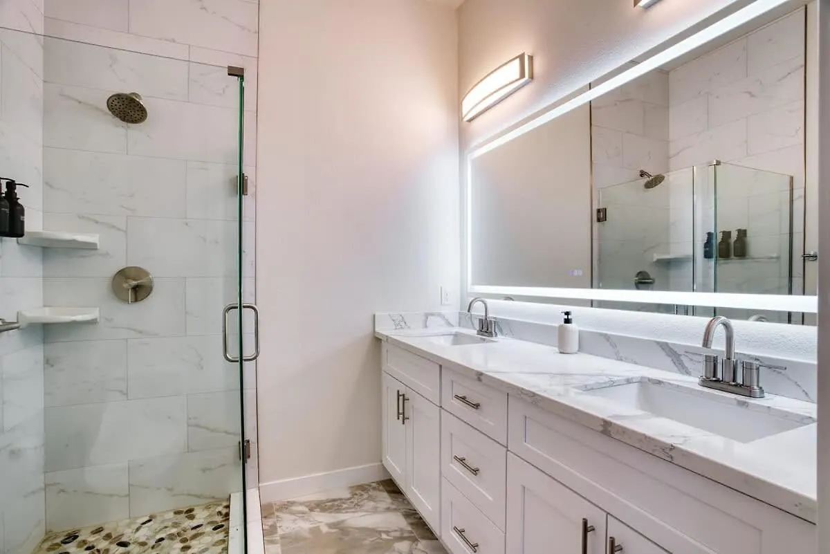 Vegas Oasis Close 2 Strip! Private Hot Tub & Heated Pool Las Vegas