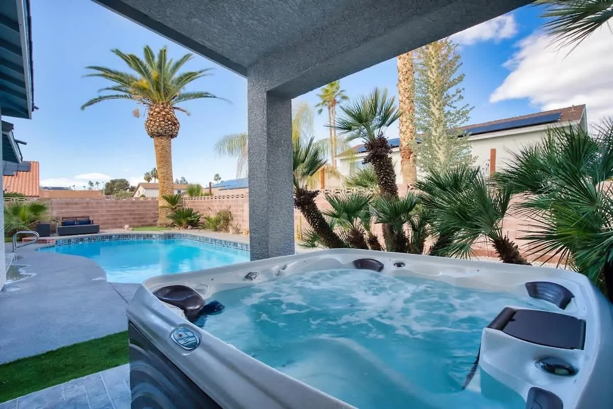 Vegas Oasis Close 2 Strip! Private Hot Tub & Heated Pool Las Vegas Nyaraló
