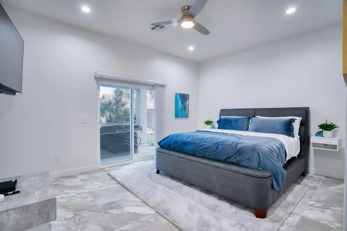 Nyaraló Vegas Oasis Close 2 Strip! Private Hot Tub & Heated Pool Las Vegas