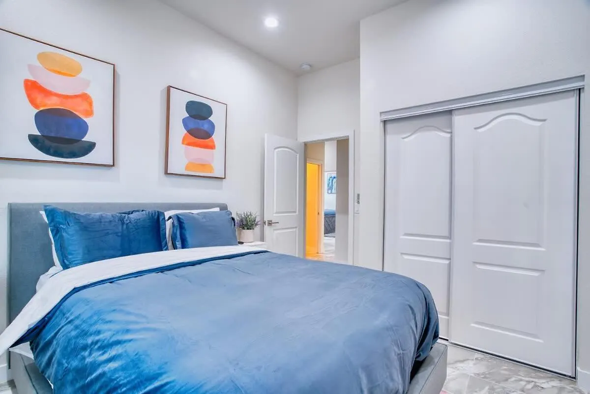 Vegas Oasis Close 2 Strip! Private Hot Tub & Heated Pool Las Vegas