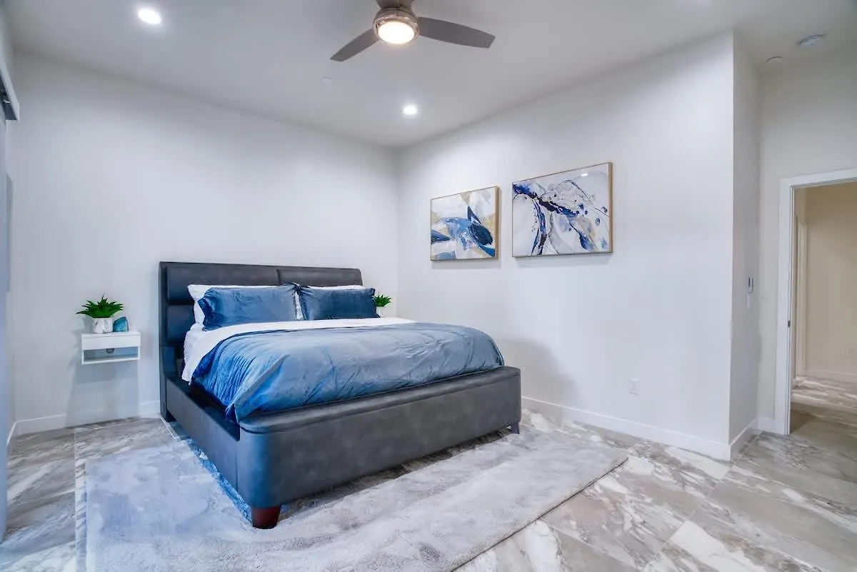 Vegas Oasis Close 2 Strip! Private Hot Tub & Heated Pool Las Vegas 0*,