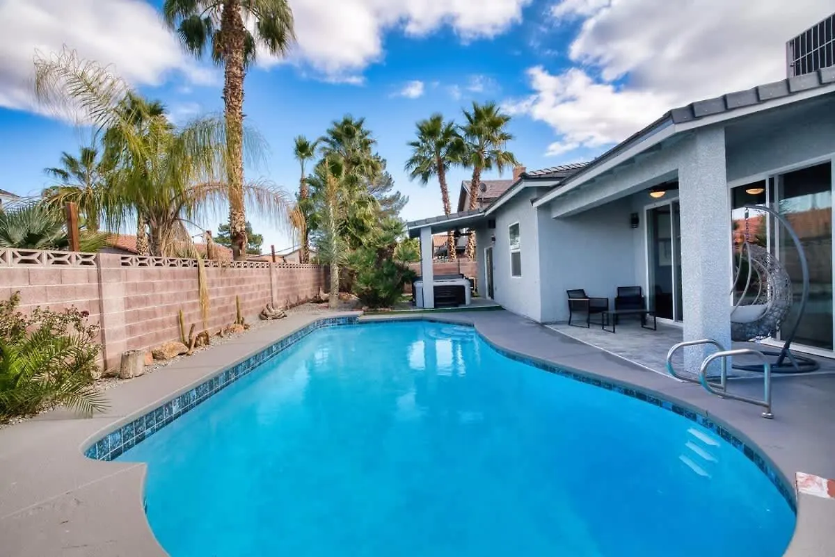 Nyaraló Vegas Oasis Close 2 Strip! Private Hot Tub & Heated Pool Las Vegas
