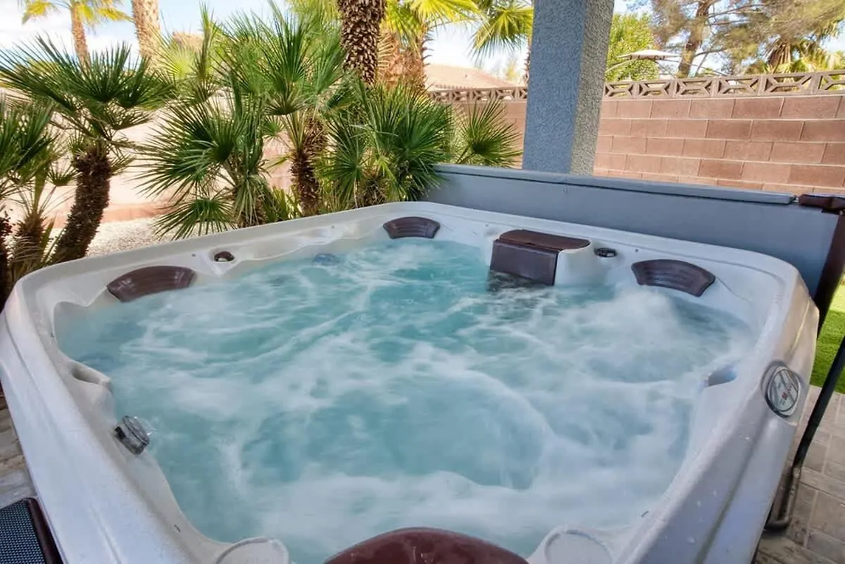 Vegas Oasis Close 2 Strip! Private Hot Tub & Heated Pool Las Vegas Nyaraló
